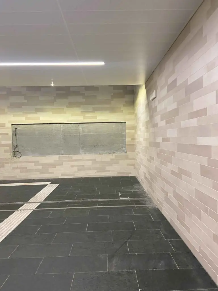 halle-768x1024 Bouldern im Bahnhof?